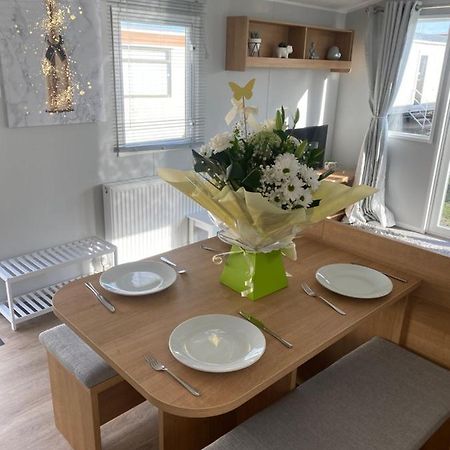 Stylish 3 Bedroom Caravan Near The Beach Walton-on-the-Naze Kültér fotó