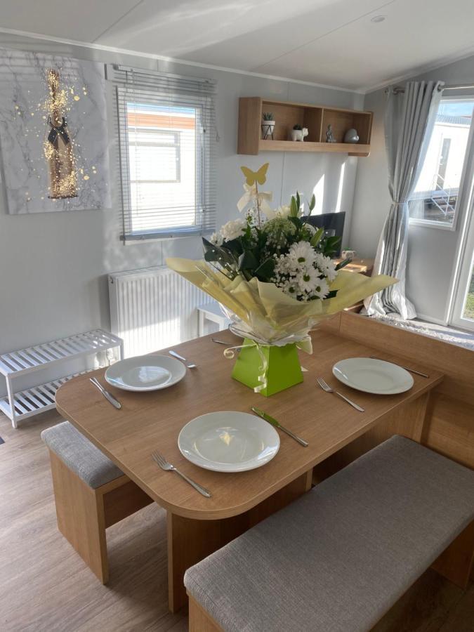Stylish 3 Bedroom Caravan Near The Beach Walton-on-the-Naze Kültér fotó